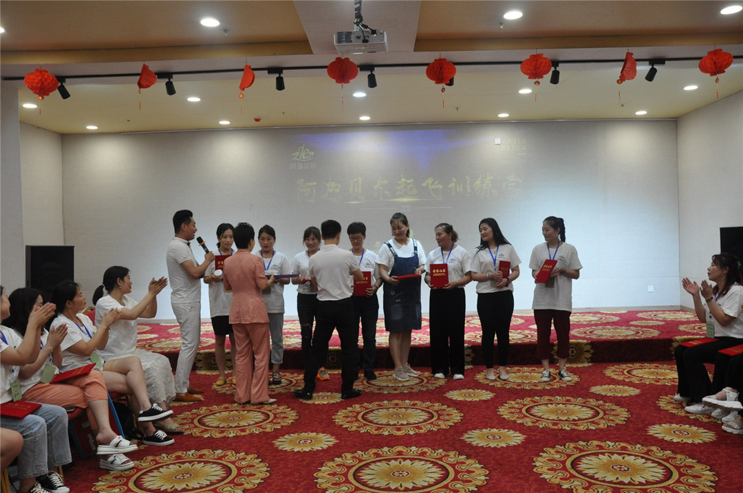 助教团颁发证书_缩小大小.JPG